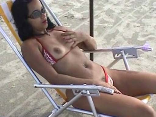 Watch video Peladinha na praia